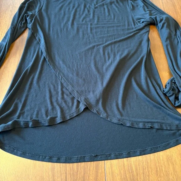 Harley-Davidson Black Long-Sleeve V-Neck Top with Red Heart Embellishments Y2K - Picture 11 of 15